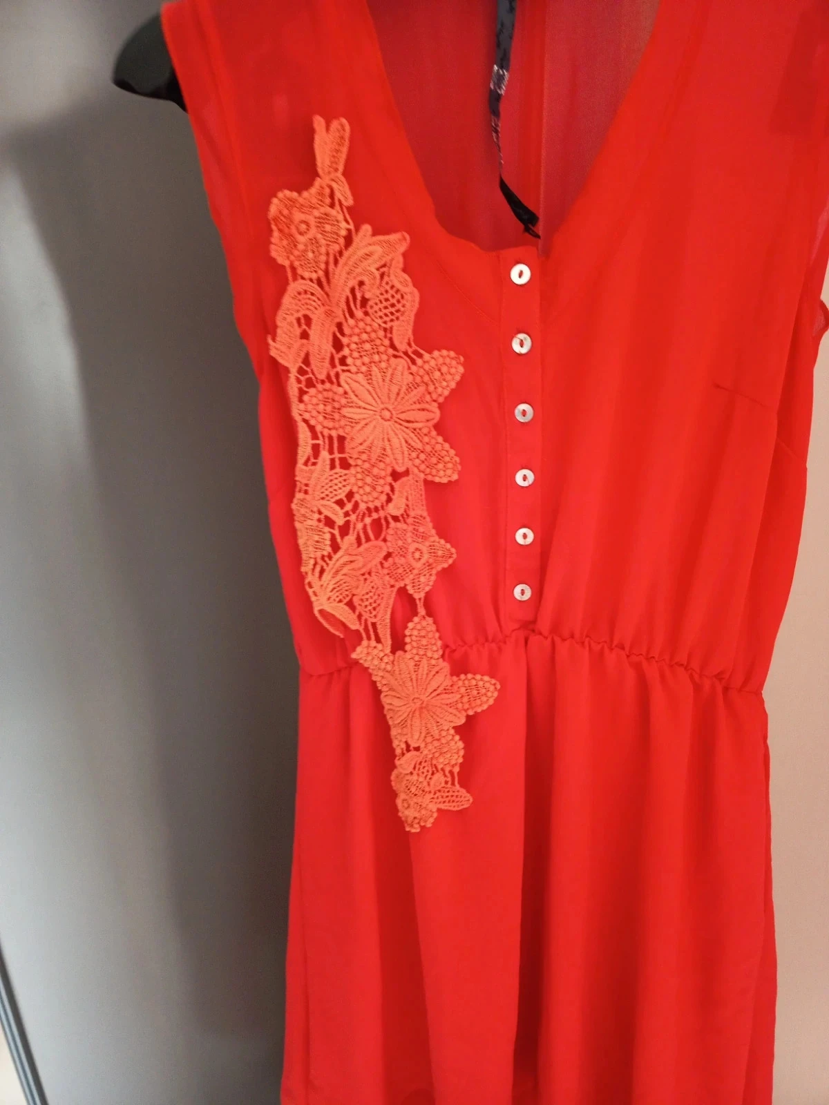 Rode jurk met bloemen op de voorkant – photo 2